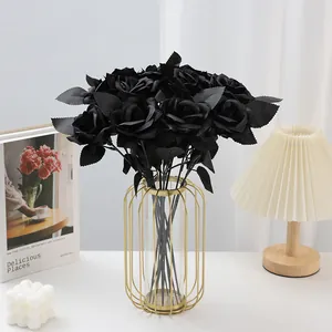 Dettaglio del bouquet di rose artificiali in flanella nera per decorazione domestica e nozze.