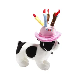 Primo piano di un simpatico cappello a torta di compleanno in peluche rosa per animali