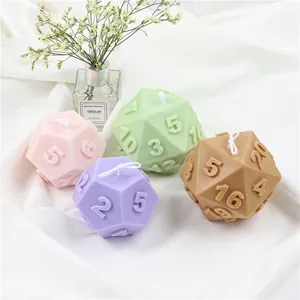 Set mit vier D20-Würfel-Duftkerzen in Pastellfarben mit geprägten Zahlenmotiven.