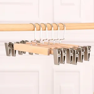 Set mit fünf hochwertigen Hosenbügeln aus Massivholz mit verstellbaren Metallclips