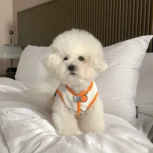 Lindo perro con chaleco de forro polar blanco para mascotas en un dormitorio acogedor