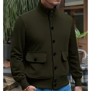 Gros plan sur une veste vintage en daim vert olive avec col montant et poches