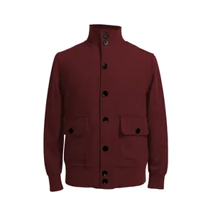 Vue de face d'une veste rétro en daim bordeaux avec col côtelé et poches plaquées.