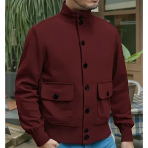 Gros plan d'une veste bordeaux pour homme en suédine avec col montant et grandes poches