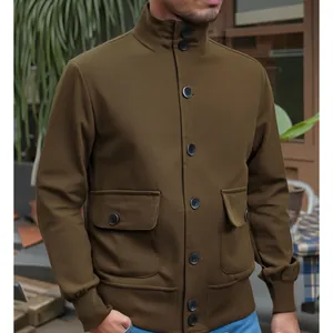 Vue détaillée d'une veste rétro en daim pour homme avec col montant et bords-côtes