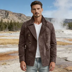 Giacca doppiopetto vintage in pelle scamosciata marrone da uomo in esterni rudi