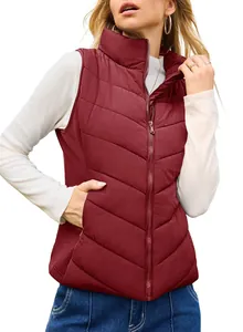 Detalle de un chaleco acolchado granate para mujer con cuello alto y cremallera completa.