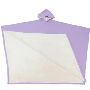Vista detallada del poncho lavanda con capucha y suave forro de lana sherpa color crema