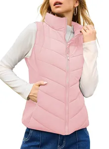 Vista detallada de un chaleco acolchado rosa para mujer con cuello alto elegante