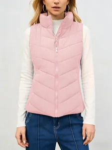 Detalle de chaleco acolchado rosa para mujer con cuello alto y costuras en V.