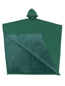 Vista detallada del forro de vellón de felpa de este poncho con capucha verde oscuro