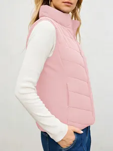 Vista lateral detallada del chaleco acolchado rosa para mujer con cuello alto y bolsillo