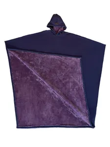 Detalle de poncho de gran tamaño con capucha y forro polar morado muy suave