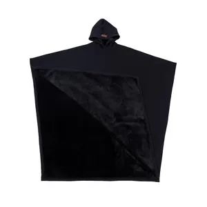Detalle de un poncho negro con capucha y un forro de felpa suave para el invierno.