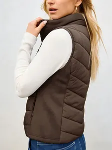 Vista lateral de un chaleco acolchado marrón grueso con cuello alto de moda.