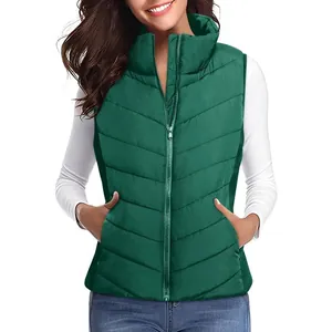Vista detallada del chaleco acolchado verde oscuro para mujer con cuello alto rígido