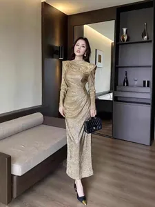 Elegant gold pleated bodycon maxi dress with shimmer texture and vintage French style