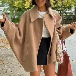 Primer plano de un abrigo corto de lana estilo capa francesa kaki para mujer a la moda