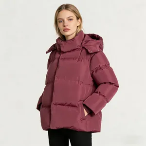 Vue détaillée de la veste matelassée d'hiver pour femme avec capuche et col confortable.