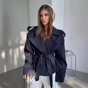 Stylische dunkelblaue Kurzjacke mit Gürtel für Damen, ideal für einen modernen Chic