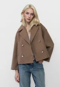 Élégant manteau court en laine marron à double boutonnage et larges revers pour l'automne