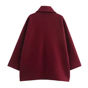 Vista posterior detallada de un elegante abrigo corto de lana rojo vino de estilo francés