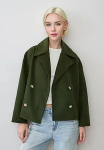 Vue de face d'un manteau court en laine croisé vert olive chic sur un mannequin