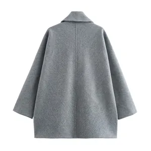 Vista trasera de un abrigo tipo capa corto de mezcla de lana gris estilo francés
