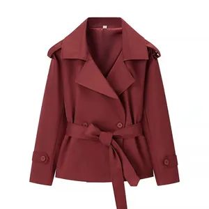 Detailansicht einer stilvollen weinroten Kurzjacke mit einem schicken Bindegürtel an der Taille
