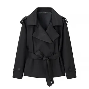 Detailansicht einer modischen schwarzen kurzen Trenchjacke mit verstellbarem Gürtel.