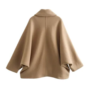 Vista posterior detallada de una chaqueta capa de lana caqui con cuello de solapa elegante