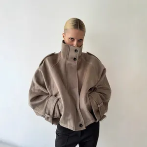 Oversize-Wollmantel in Taupe mit hohem Stehkragen und einer einreihigen Knopfleiste