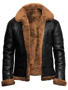 Detalle de la chaqueta de cuero para hombre con forro y cuello de piel sintética marrón.