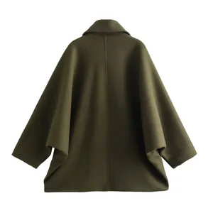 Vista trasera de elegante capa corta de mezcla de lana verde oliva con solapa