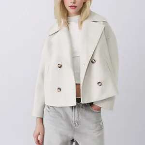 Elégant manteau court en laine blanc cassé à double boutonnage pour femme
