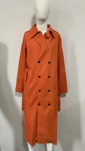 Vista frontal de una gabardina larga naranja que muestra el detalle del doble abotonado.