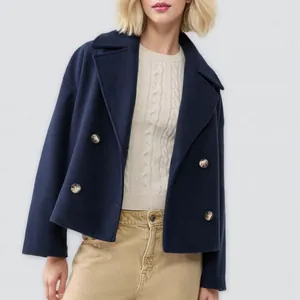 Manteau court en laine bleu marine pour femme avec col revers et double boutonnage.