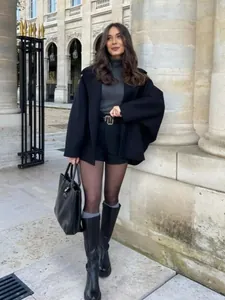 Elegante abrigo de lana estilo francés con solapas grandes y silueta de capa