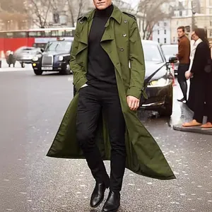 Elegante gabardina larga para hombre en verde oliva con diseño de doble botonadura.
