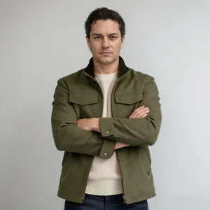 Vista detallada de una chaqueta de trabajo premium para hombre en color verde oliva