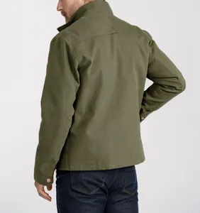 Vista posterior detallada de una chaqueta de trabajo clásica verde oliva para hombre