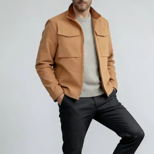 Detalle de una chaqueta de trabajo de lona de algodón marrón con cuello de pana.