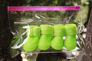 Stivaletti impermeabili in silicone per cani in sacchetto trasparente, set da 4 pezzi.