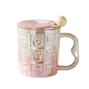 Taza de cerámica con animales lindos, tapa y cuchara, acabado crema con degradado