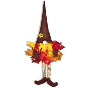 Detail eines leuchtenden Herbst-Gnom-Anhängers mit bunten Ahornblättern.