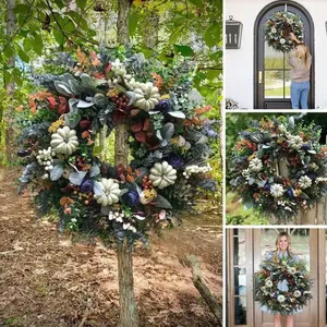 Dekorativer Herbstkranz aus Eukalyptus und weißen Kürbissen für den Hauseingang