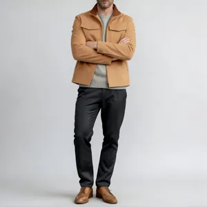 Vista de cuerpo completo de un hombre con chaqueta de trabajo camel y un pantalón negro