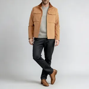 Chaqueta de hombre estilo militar color camel con cuello de solapa y bolsillos grandes