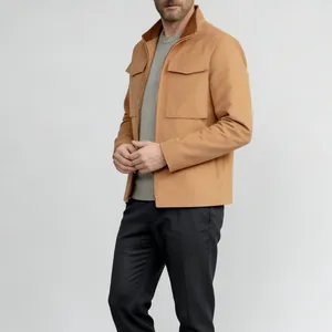 Chaqueta de trabajo informal para hombre en color marrón claro con cuello y bolsillos
