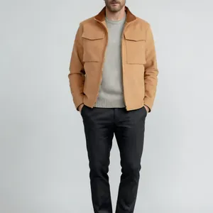 Chaqueta de trabajo informal para hombre en color camel con cuello de solapa y bolsillos